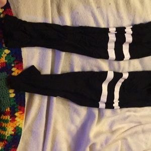 leggings with white stripes